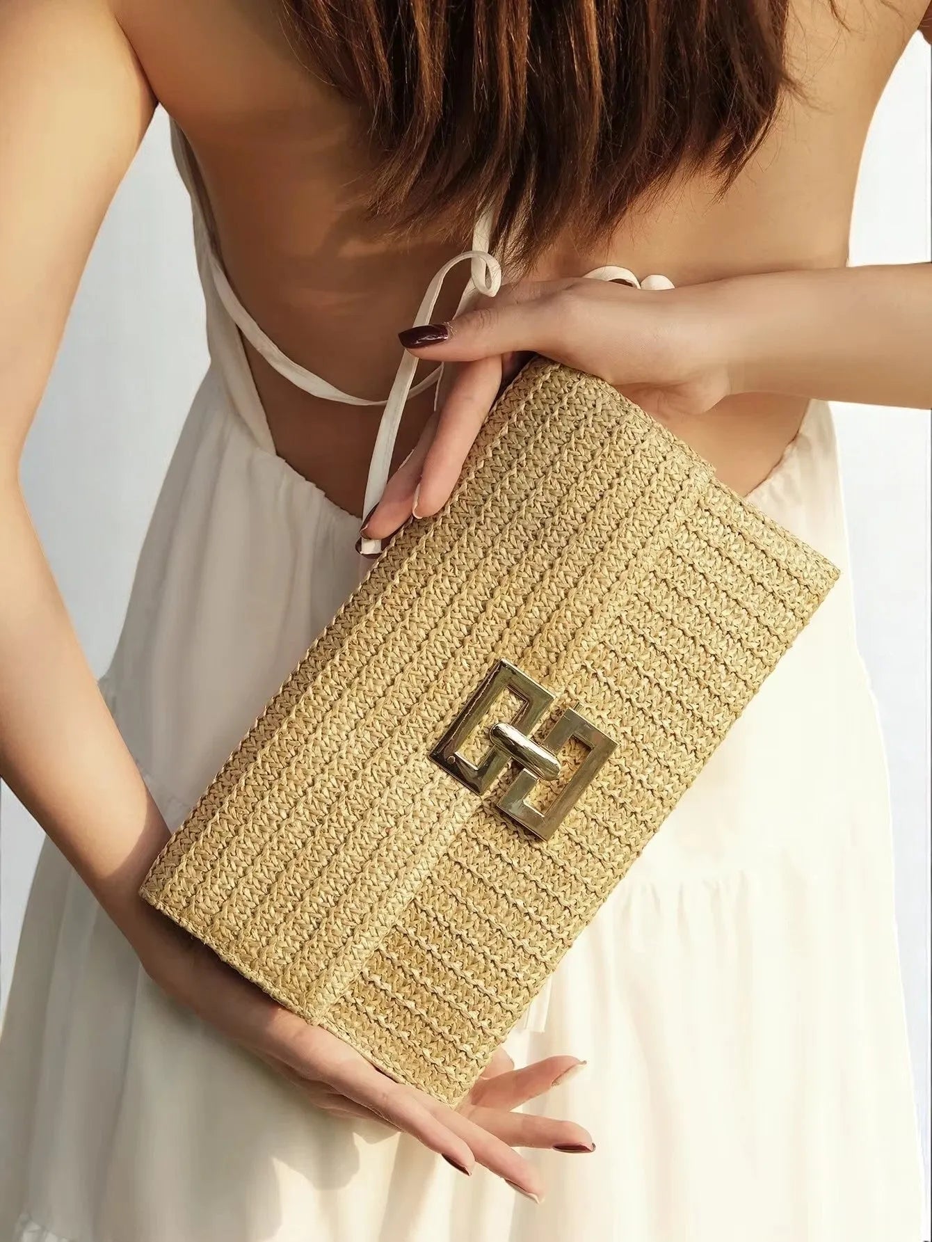 Bolso Clutch de Paja con Cadena Elegante