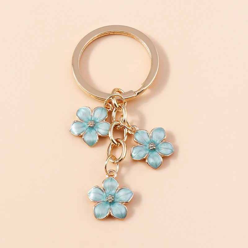 Charm de Flor Sakura Azul Cielo: El Toque Distintivo para tu Bolso