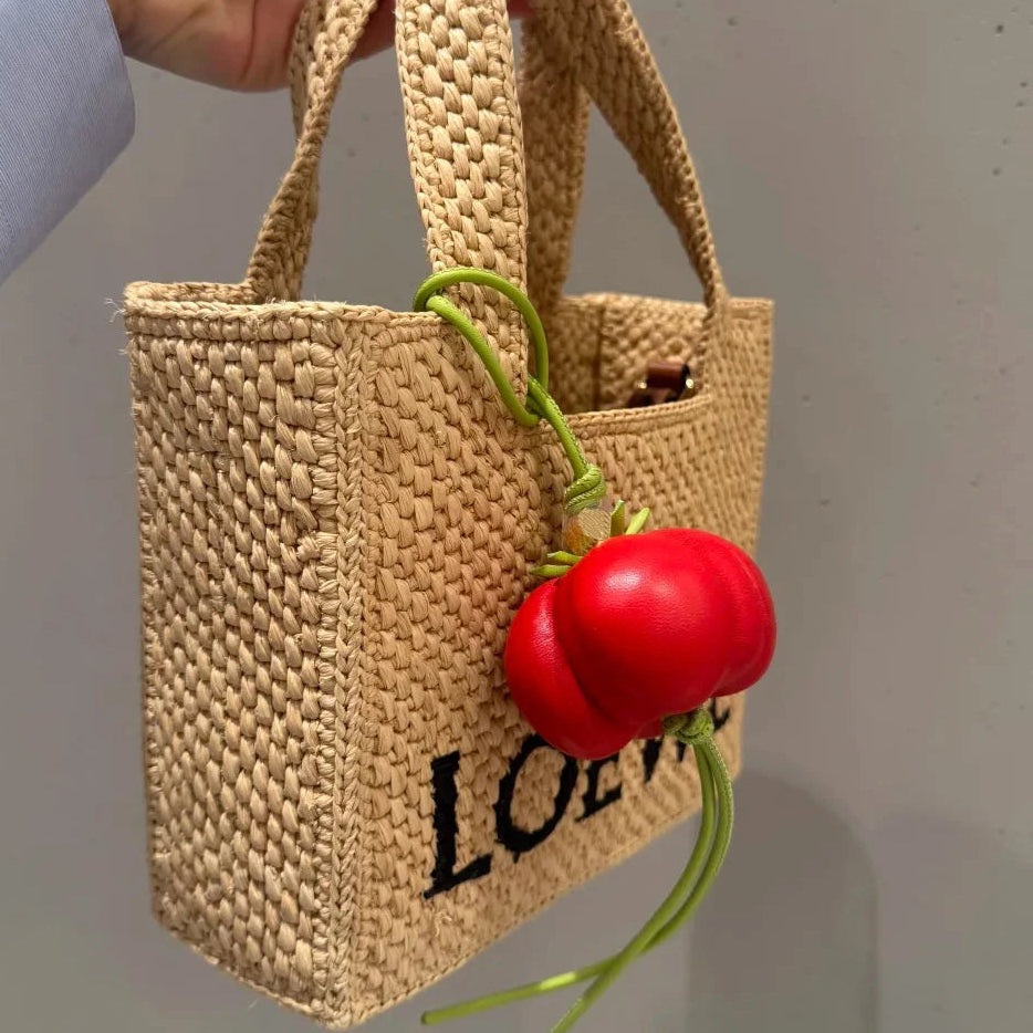 Charm en Forma de Tomate – Toque Divertido y Sofisticado para tu Bolso