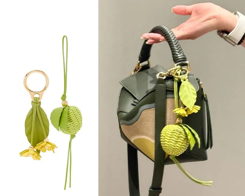 Charm de Manzana y Flor – Detalle Artesanal y Elegancia Natural para tu Bolso