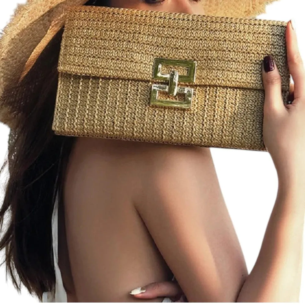 Bolso Clutch de Paja con Cadena Elegante