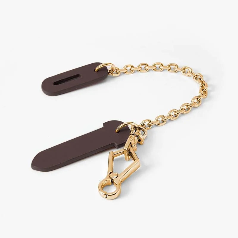 Charm con Cadena Dorada – Elegancia y Brillo para tu Bolso