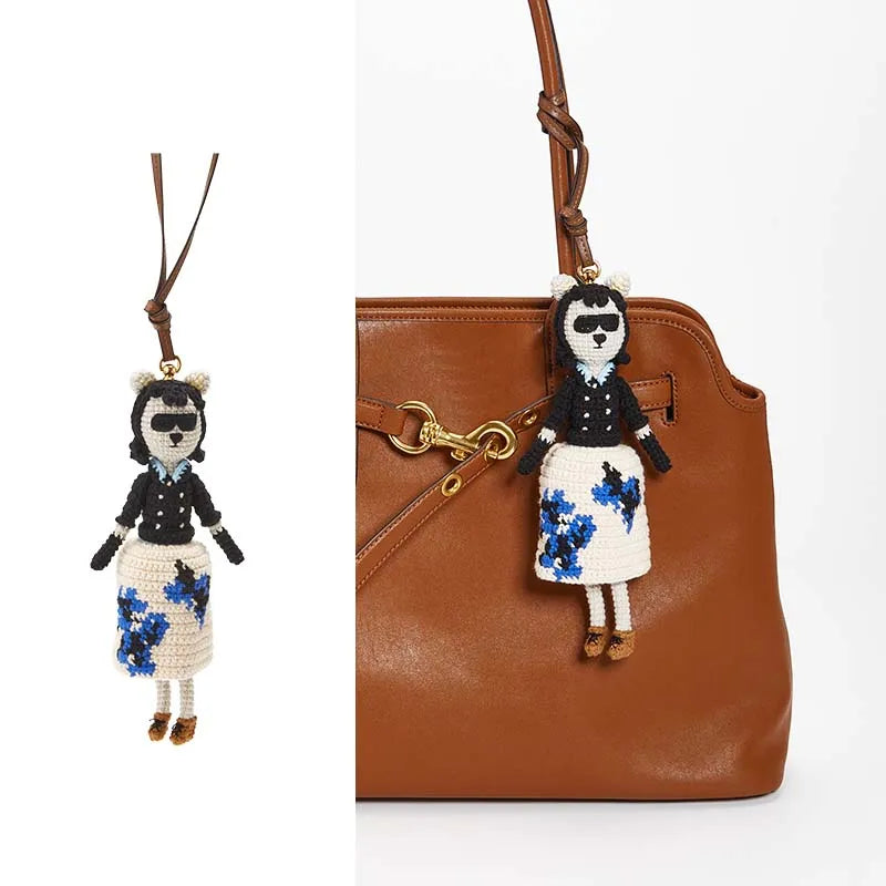 Charm en Forma de Flor con Flecos de Cuero – Elegancia Artesanal y Estilo Sofisticado