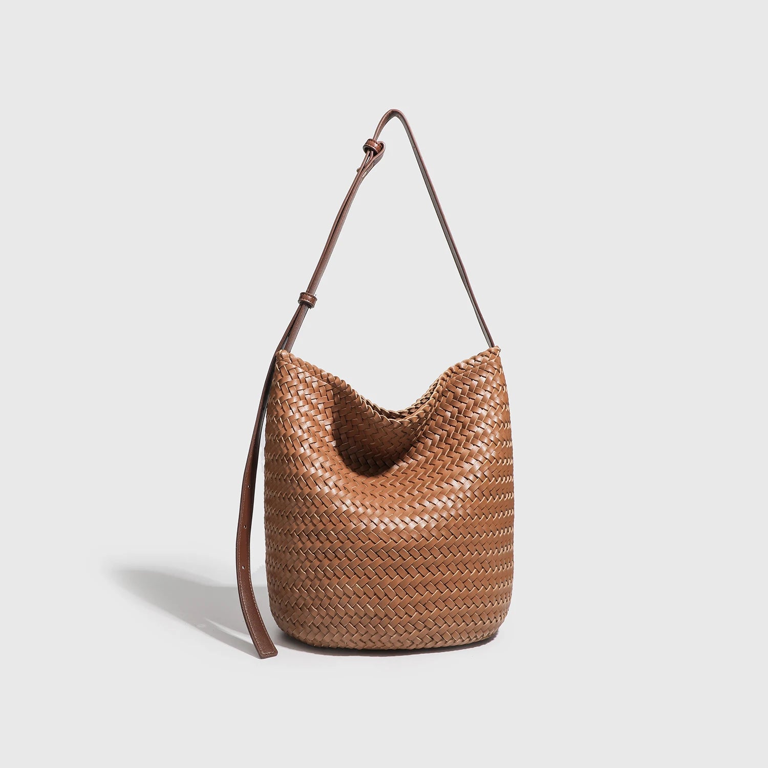 Bolso Bucket de Ratán Caramelo – Lujo Artesanal, Estilo Vintage y Diseño Atemporal