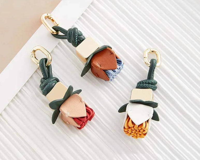 Charm de Cuero con Flores – Elegancia Artesanal y Toque Femenino