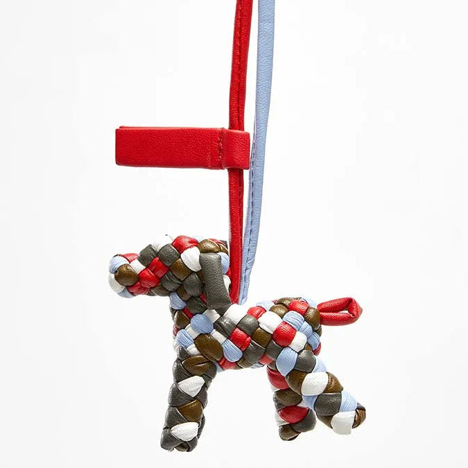 Charm Bicolor en Forma de Perro – Estilo Elegante y Detalle con Personalidad