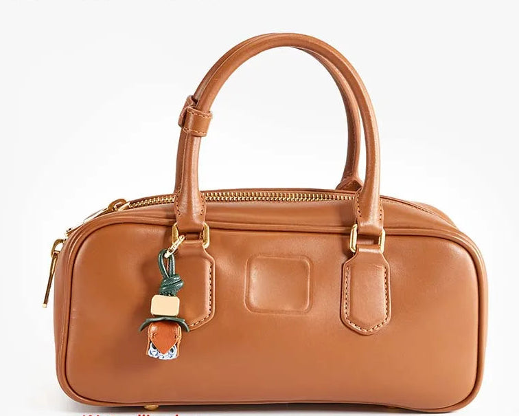 Charm de Cuero con Flores – Elegancia Artesanal y Toque Femenino