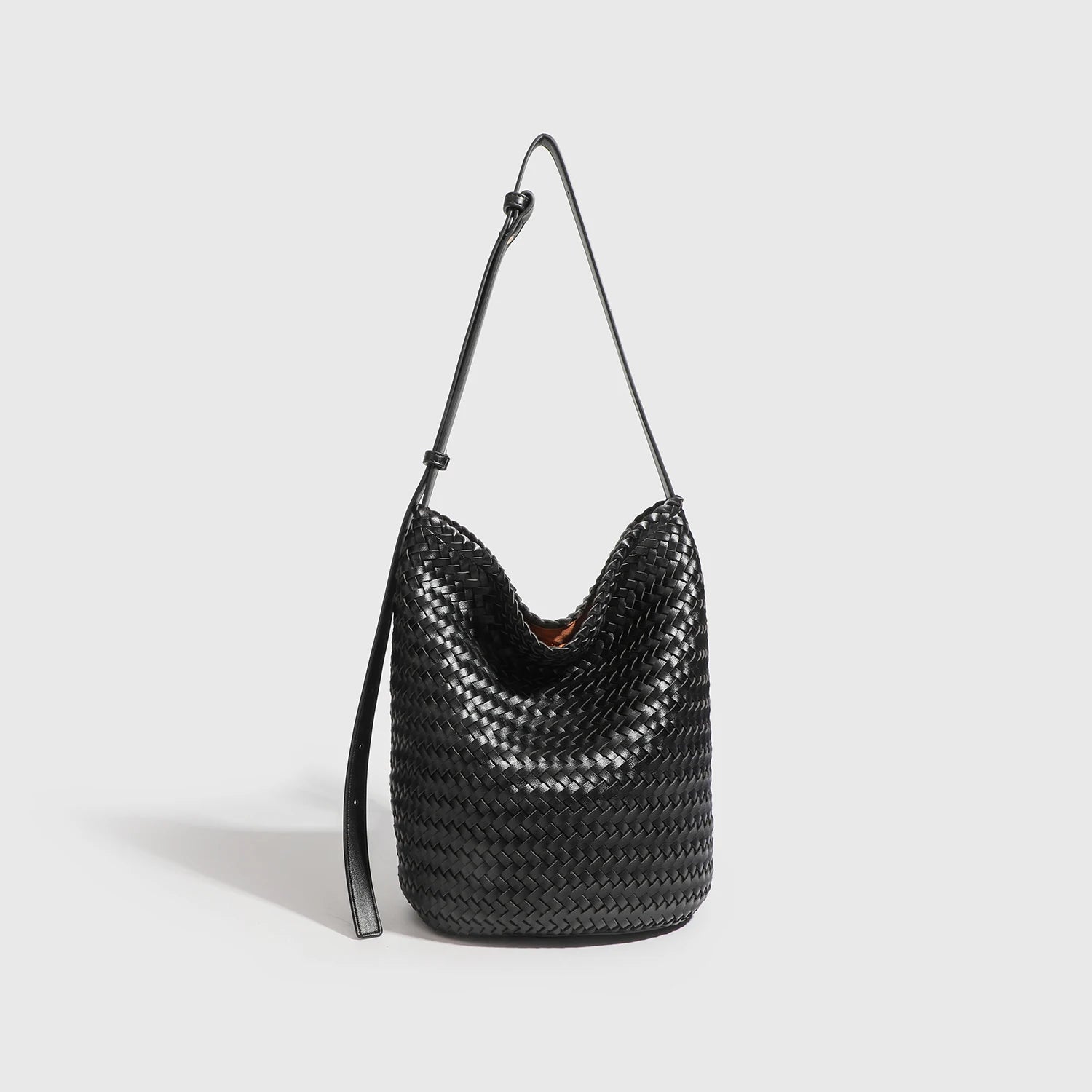 Bolso Bucket de Ratán Negro – Lujo Artesanal Vintage y Elegancia Urbana