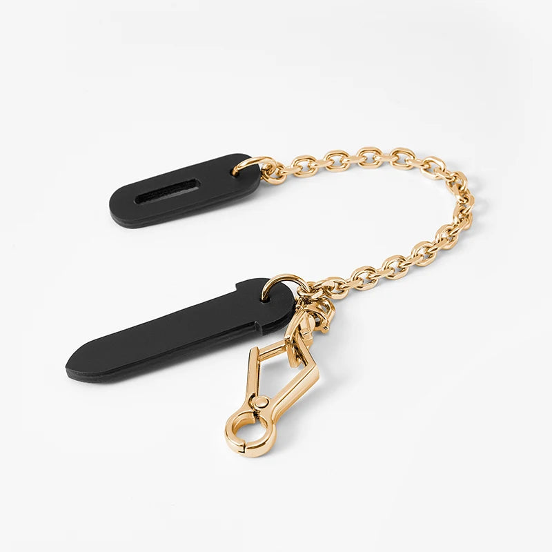 Charm con Cadena Dorada – Elegancia y Brillo para tu Bolso