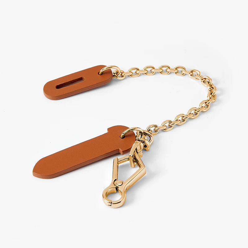 Charm con Cadena Dorada – Elegancia y Brillo para tu Bolso