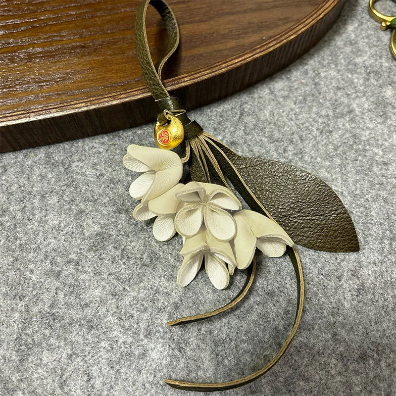 Charm Flores Cuero para Bolso – Accesorio Floral Romántico