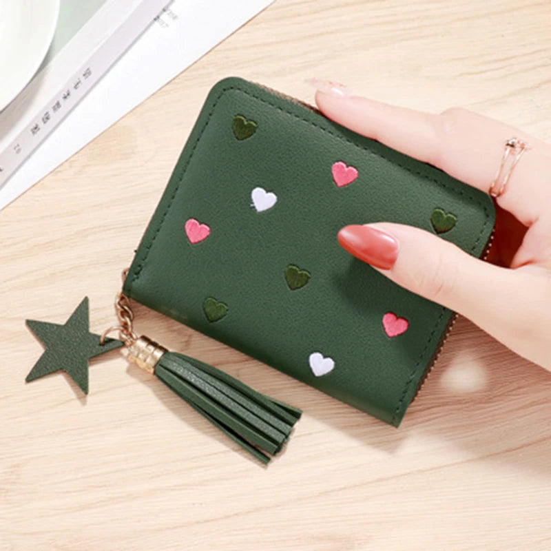 Mini Cartera con Corazones Bordados y Borla - Verde